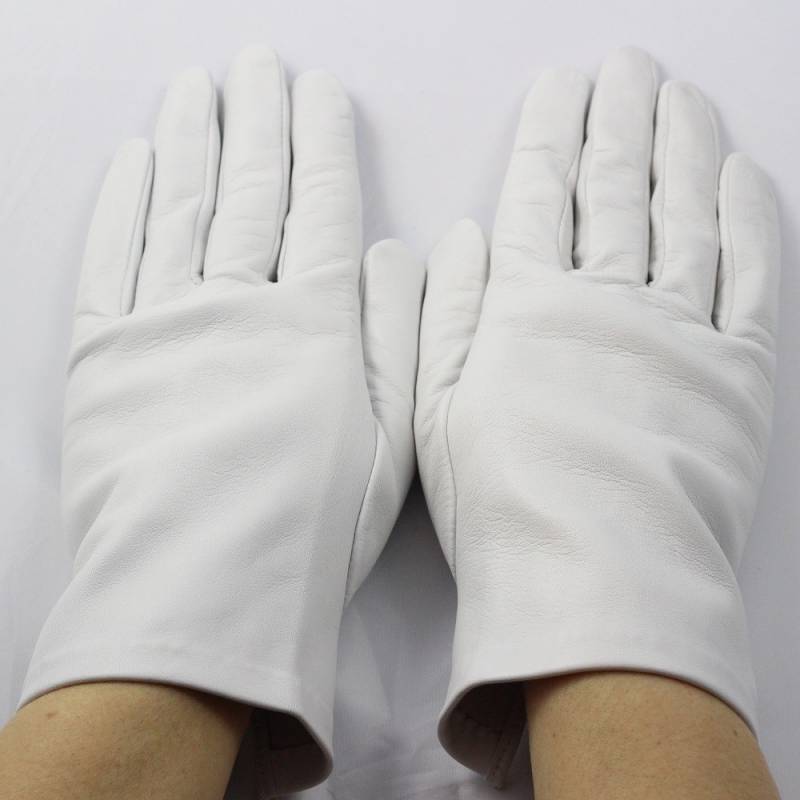 Gants blanc cuir agneau femme, accessoire beau et chic.