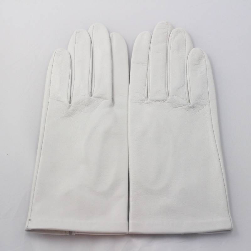 Gants blanc cuir agneau femme, accessoire beau et chic.